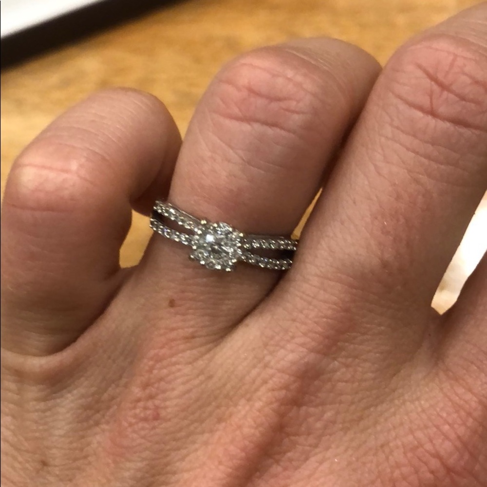 10k white gold/ 1 carat total weight diamond ring